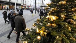 Dekorierter Weihnachtsbaum und bummelnde Menschen entlang der Mariahilfer Straße