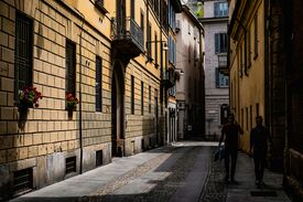 zwei Menschen, die durch eine kleine Gasse im Viertel Brera spazieren