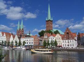 Blick auf die Stadt Lübeck vom Fluss aus 