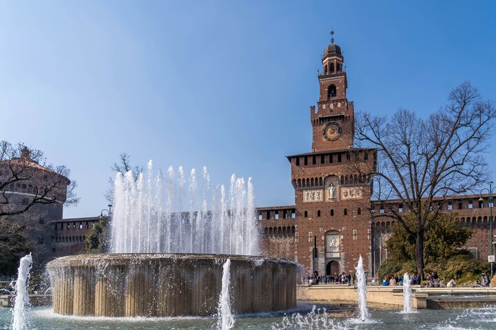 Das Castello Sforzesco hinter einem Brunnen