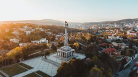 Vogelperspektive auf ein weißes Betondenkmal, von Bäumen umgeben