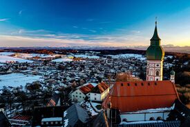Blick über die Stadt Andechs und sein Kloster im Winter