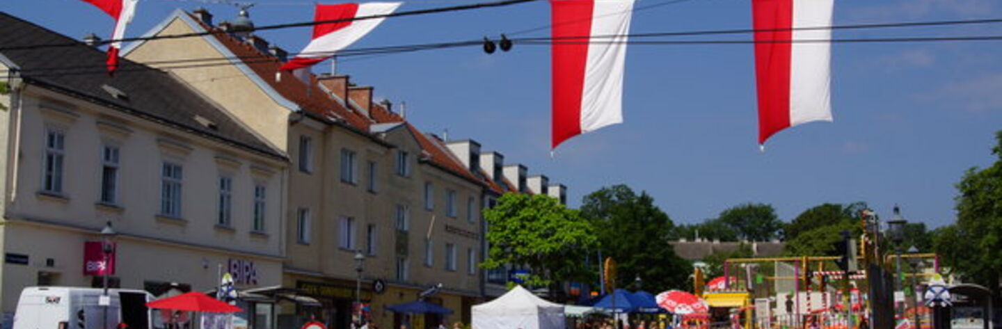Abgesperrte Straße mit Kiosken eines Kirtags