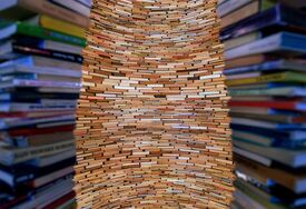 ein begehbarer Turm aus Büchern in der Prager Stadtbibliothek