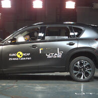 Ein Auto, das im Zuge eines Crashtests frontal gegen ein Hindernis prallt.