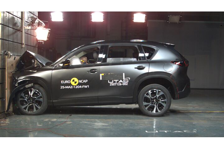 Ein Auto, das im Zuge eines Crashtests frontal gegen ein Hindernis prallt.