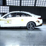 Ein Auto, das im Zuge eines Crashtests frontal gegen ein Hindernis prallt.