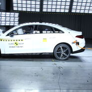 Ein Auto, das im Zuge eines Crashtests frontal gegen ein Hindernis prallt.