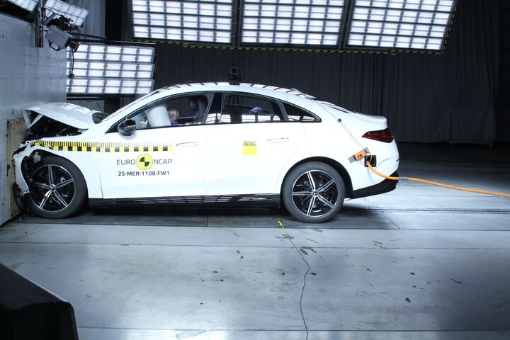 Ein Auto, das im Zuge eines Crashtests frontal gegen ein Hindernis prallt.