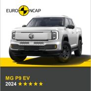 Auf dem Bild sieht man ein weißes Auto. Darüber das Logo des Crashtest-Konsortiums Euro NCAP. Unter dem Auto steht in gelber Schrift auf grauem Hintergrund, um welches Fahrzeug es sich handelt sowie die Sternebewertung, in weißer Schrift das Jahr des Tests.