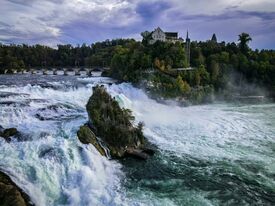 Ein enormer Wasserfall mit einer Insel in der Mitte