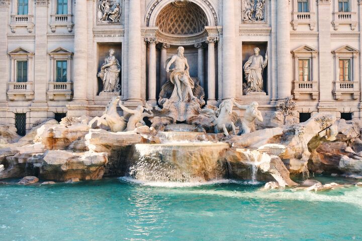 Der Trevi Brunnen mit vielen Marmorfiguren