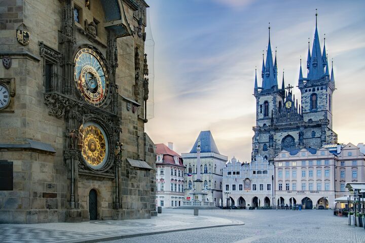 Blick auf den Altstädter Platz in Prag und die astronomische Uhr