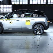 Ein Auto, das im Zuge eines Crashtests frontal gegen ein Hindernis prallt.