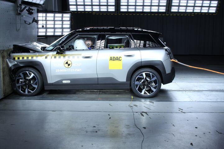 Ein Auto, das im Zuge eines Crashtests frontal gegen ein Hindernis prallt.