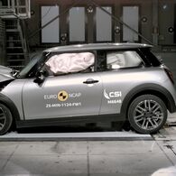 Crashtest: Mini Cooper Ein Auto, das im Zuge eines Crashtests frontal gegen ein Hindernis prallt.