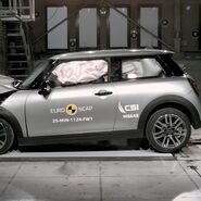 Ein Auto, das im Zuge eines Crashtests frontal gegen ein Hindernis prallt.