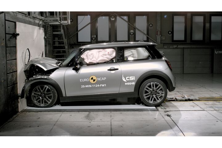 Ein Auto, das im Zuge eines Crashtests frontal gegen ein Hindernis prallt.