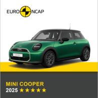 Crashtest: Mini Cooper Auf dem Bild sieht man ein grünes Auto. Darüber das Logo des Crashtest-Konsortiums Euro NCAP. Unter dem Auto steht in gelber Schrift auf grauem Hintergrund, um welches Fahrzeug es sich handelt sowie die Sternebewertung, in weißer Schrift das Jahr des Tests.