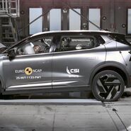 Ein Auto, das im Zuge eines Crashtests frontal gegen ein Hindernis prallt.