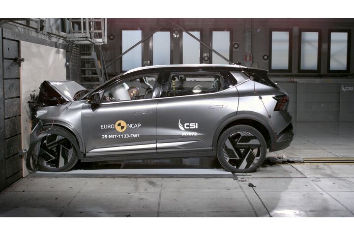 Ein Auto, das im Zuge eines Crashtests frontal gegen ein Hindernis prallt.