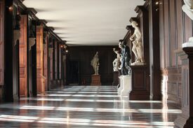 Ein langer Gang mit vielen Statuen