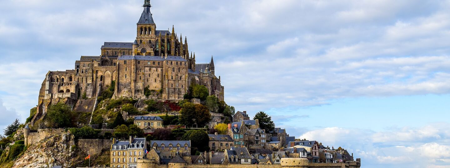 Majestätischer Blick auf den Mont Saint-Michel (Frankreich) bei Ebbe - ÖAMTC Reiseroute Nordfrankreich