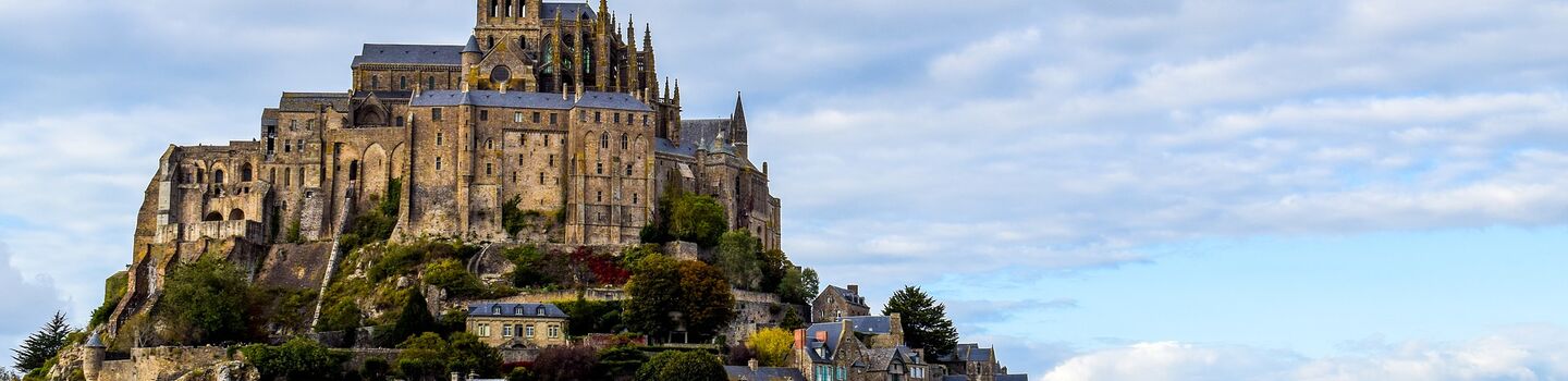 Majestätischer Blick auf den Mont Saint-Michel (Frankreich) bei Ebbe - ÖAMTC Reiseroute Nordfrankreich