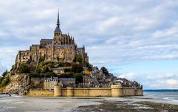 Majestätischer Blick auf den Mont Saint-Michel (Frankreich) bei Ebbe - ÖAMTC Reiseroute Nordfrankreich