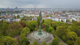 Blick über Berlin und einen grünen Park