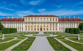 Eine Gartenanlage mit Pflanzen und Brunnen vor dem Schloss Schleißheim