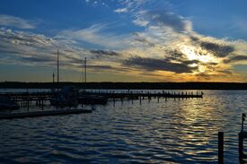 Boot im Dock am Wannsee bei Sonnenuntergang