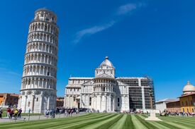 Der schiefe Turm von Pisa und ein großes Gebäude