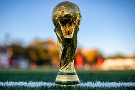 Der FIFA WM Pokal auf einer weißen Linie auf dem Fußballrasen