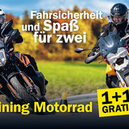 zwei Motorradfahrer vor auf einer Straße vor einem Wald  