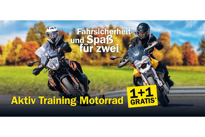 zwei Motorradfahrer vor auf einer Straße vor einem Wald  