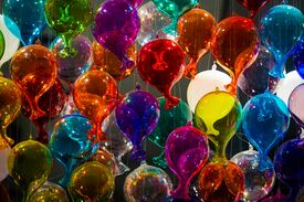 Viele bunte Ballons aus Glas