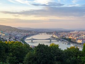 Panoramaaussicht vom Gellértberg über die Stadt Budapest und die Donau