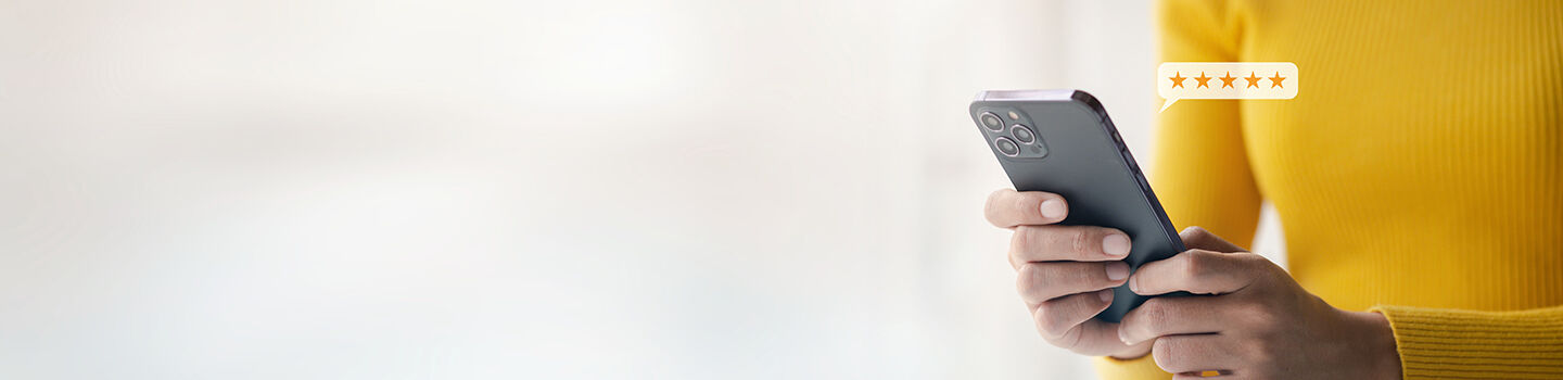 Headerbild mit einer Person die auf dem Handy tippt.