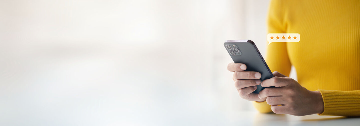 ÖAMTC Am Puls Headerbild mit einer Person die auf dem Handy tippt.