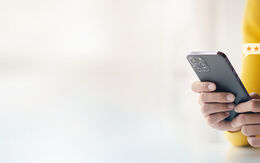 Headerbild mit einer Person die auf dem Handy tippt.