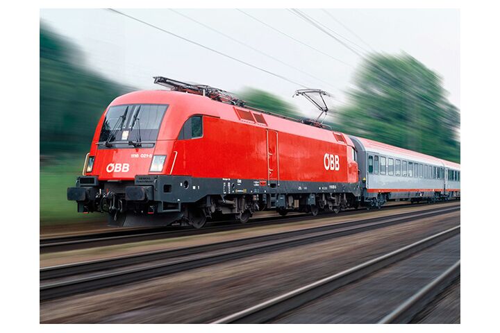 Fahrender ÖBB Zug
