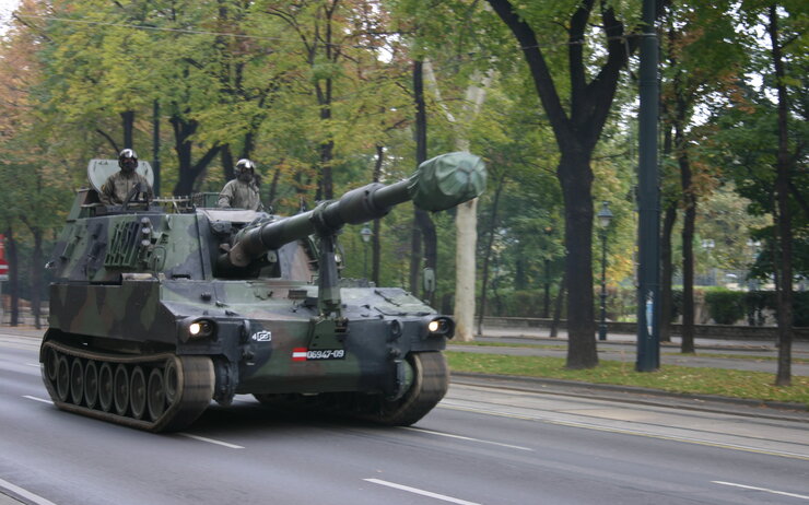 Bild von einem Panzer auf der Ringstraße in Wien