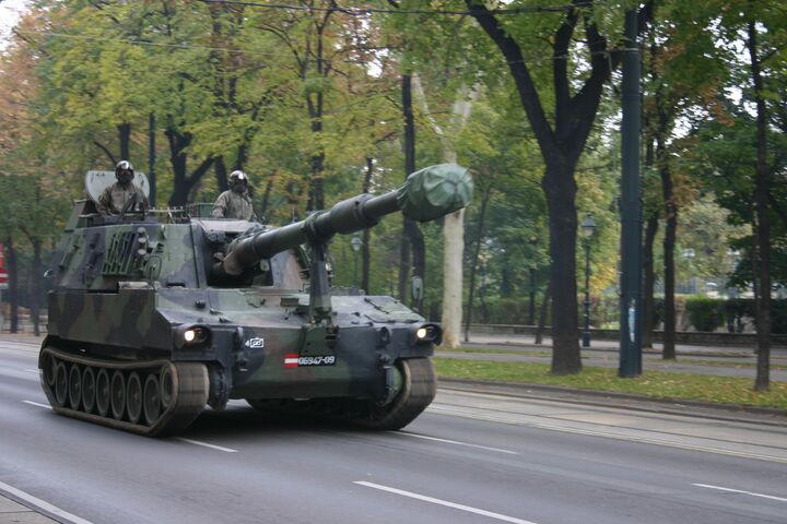 Bild von einem Panzer auf der Ringstraße in Wien