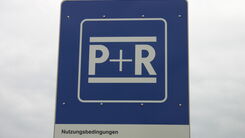 Ein Schild mit dem Logo Park+Ride.