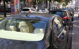 Parkende Autos am Straßenrand