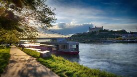 weiß rotes Boot am Ufer der Donau in Bratislava