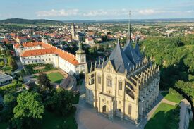Vogelperspektive auf die Stadt Kuttenberg mit zwei großen Gebäuden im Vordergrund