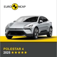 Auf dem Bild sieht man ein hellgraues Auto. Darüber das Logo des Crashtest-Konsortiums Euro NCAP. Unter dem Auto steht in gelber Schrift auf grauem Hintergrund, um welches Fahrzeug es sich handelt sowie die Sternebewertung, in weißer Schrift das Jahr des Tests.