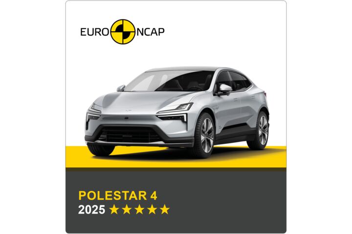 Auf dem Bild sieht man ein hellgraues Auto. Darüber das Logo des Crashtest-Konsortiums Euro NCAP. Unter dem Auto steht in gelber Schrift auf grauem Hintergrund, um welches Fahrzeug es sich handelt sowie die Sternebewertung, in weißer Schrift das Jahr des Tests.